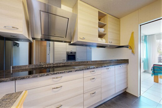 cuisine avec dark countertops, open shelves, étagères ouvertes, stone countertops, et plans de travail en pierre