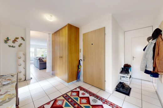 couloir avec light floor, sol en carrelage, tile floor, cloison sèche, et drywall