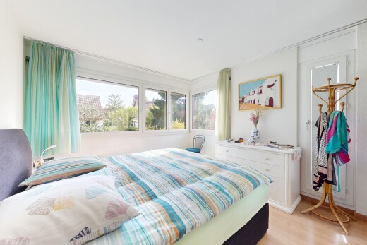 chambre avec inside property, sol en finition bois, wood finish floor, lumière naturelle, et natural light