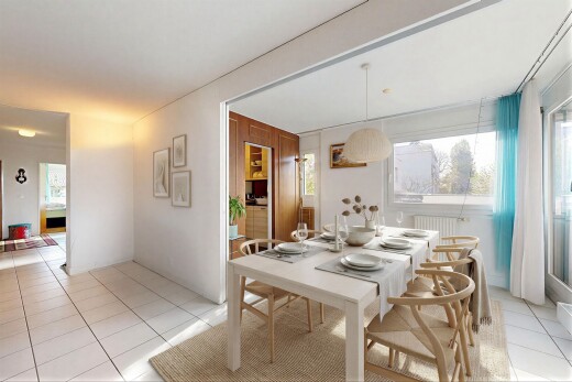 salle à manger avec lumière naturelle, natural light, inside property, sol en carrelage, et tile floor