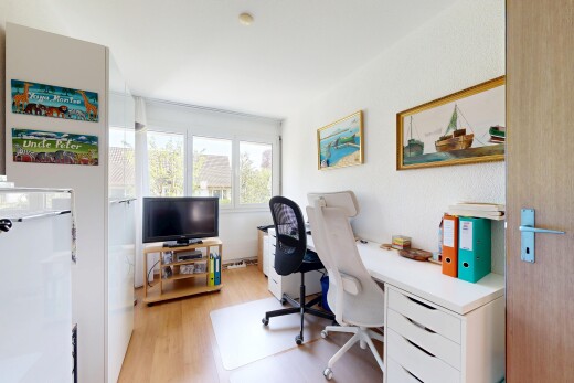 büro mit fernseher, bürobereich, natürliches licht, natural light, und holzfußboden