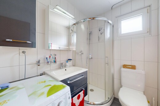 salle de bains avec lavabo (ou coiffeuse selon le contexte), miroir, mur en carrelage, tile wall, et salle de bain complète