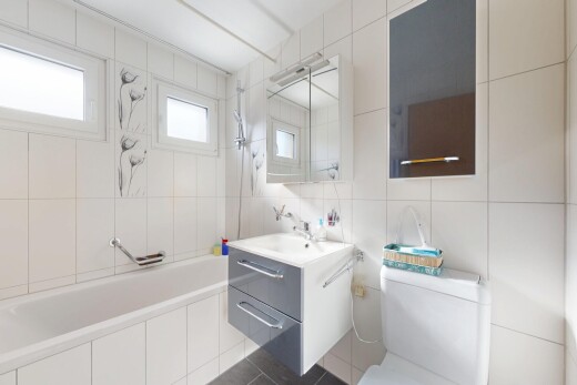 bad mit schminktisch, fliesenwand, tile wall, toilette, und spiegel