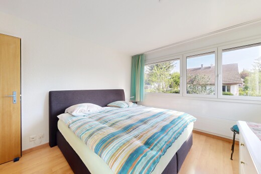chambre avec inside property, cloison sèche, drywall, sol en finition bois, et wood finish floor