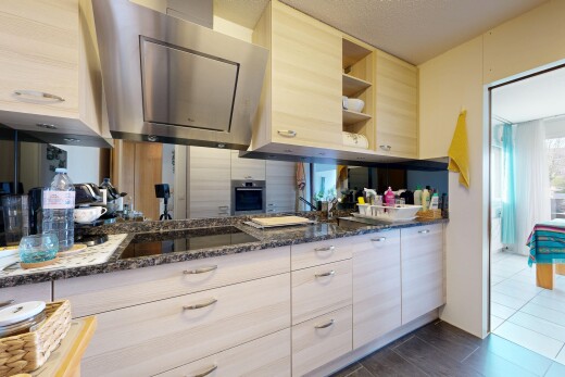 cuisine avec stone countertops, plans de travail en pierre, dark countertops, open shelves, et étagères ouvertes