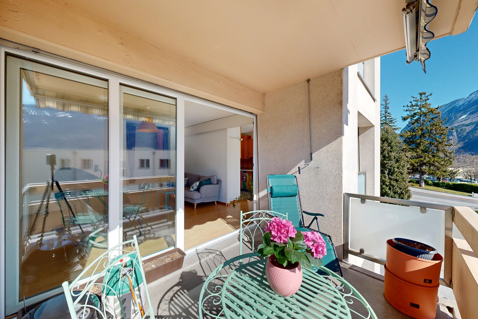 balkon mit balkon, blick auf die berge, mountain view, from property, und day time