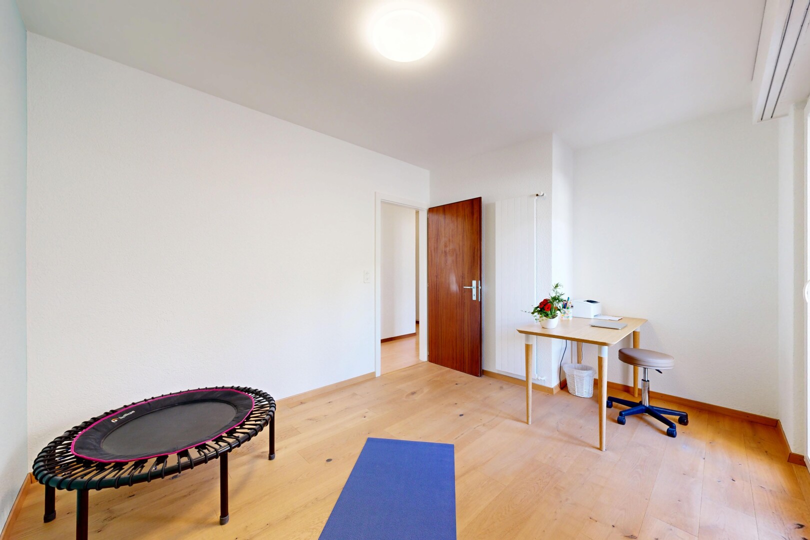 wohnzimmer mit drywall, gipskartonwand, wood finish floor, holzfußboden, und inside property