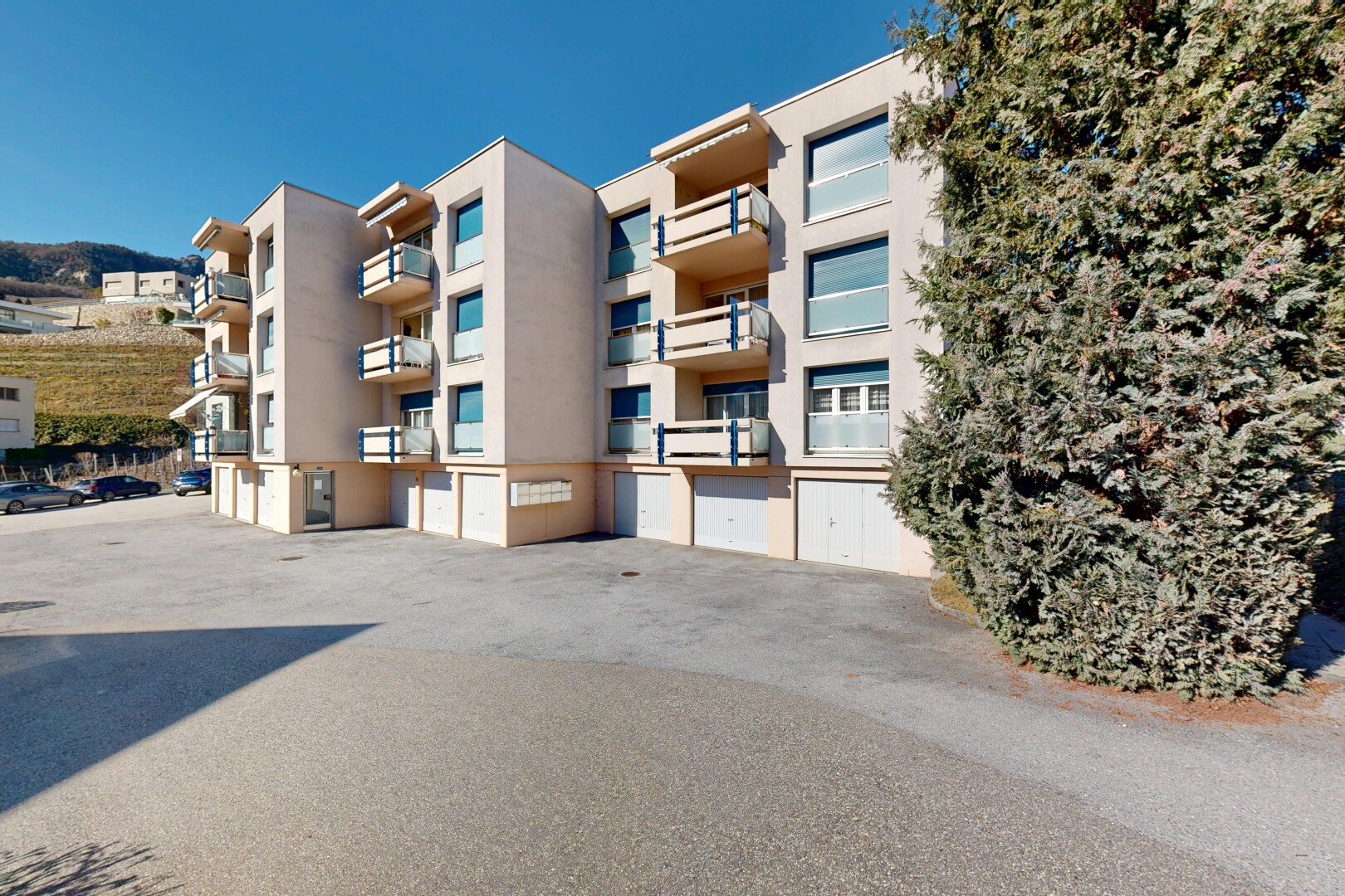 außenansicht mit day time, blick auf wohnanlage, apartment complex view, und from community