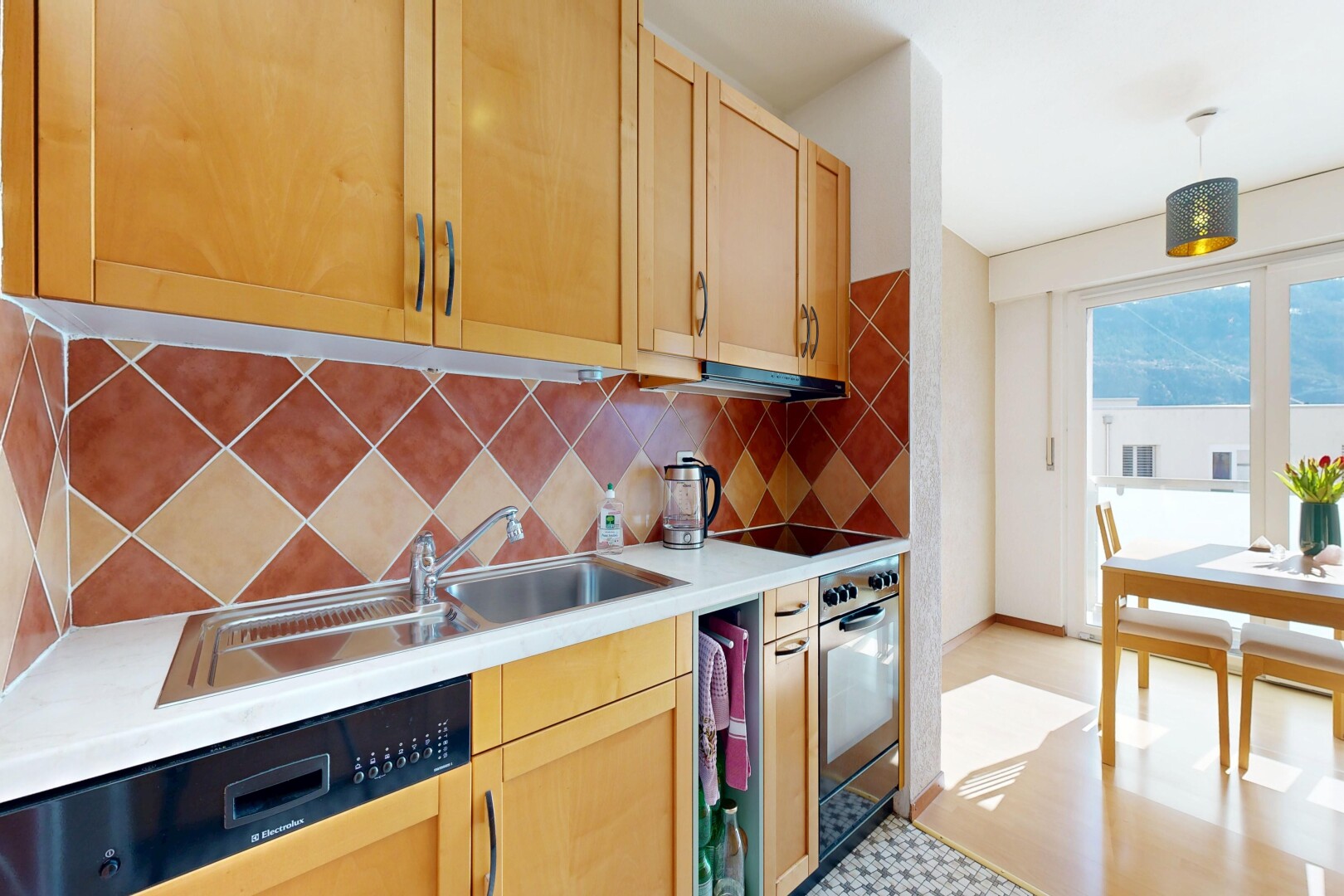 küche mit hellbraune schränke, light brown cabinets, schranktüren mit vertiefter mittelplatte, shaker cabinets, und arbeitsplatten