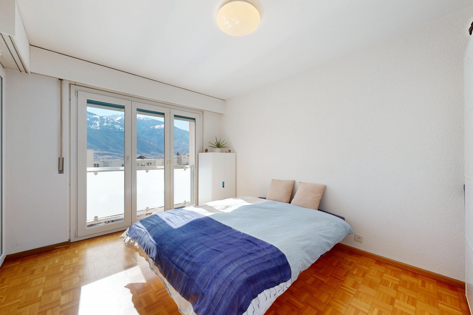 zimmer / schlafzimmer mit drywall, natural light, gipskartonwand, natürliches licht, und außenzugang