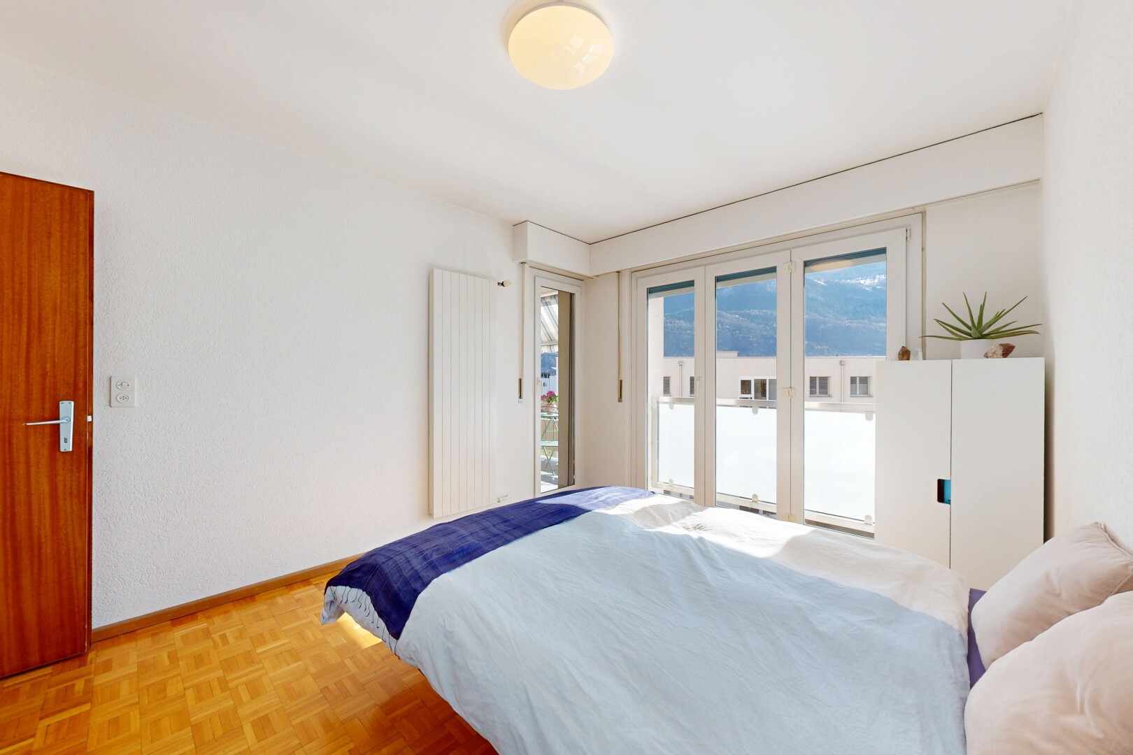 zimmer / schlafzimmer mit außenzugang, holzfußboden, wood finish floor, parquet floor, und inside property