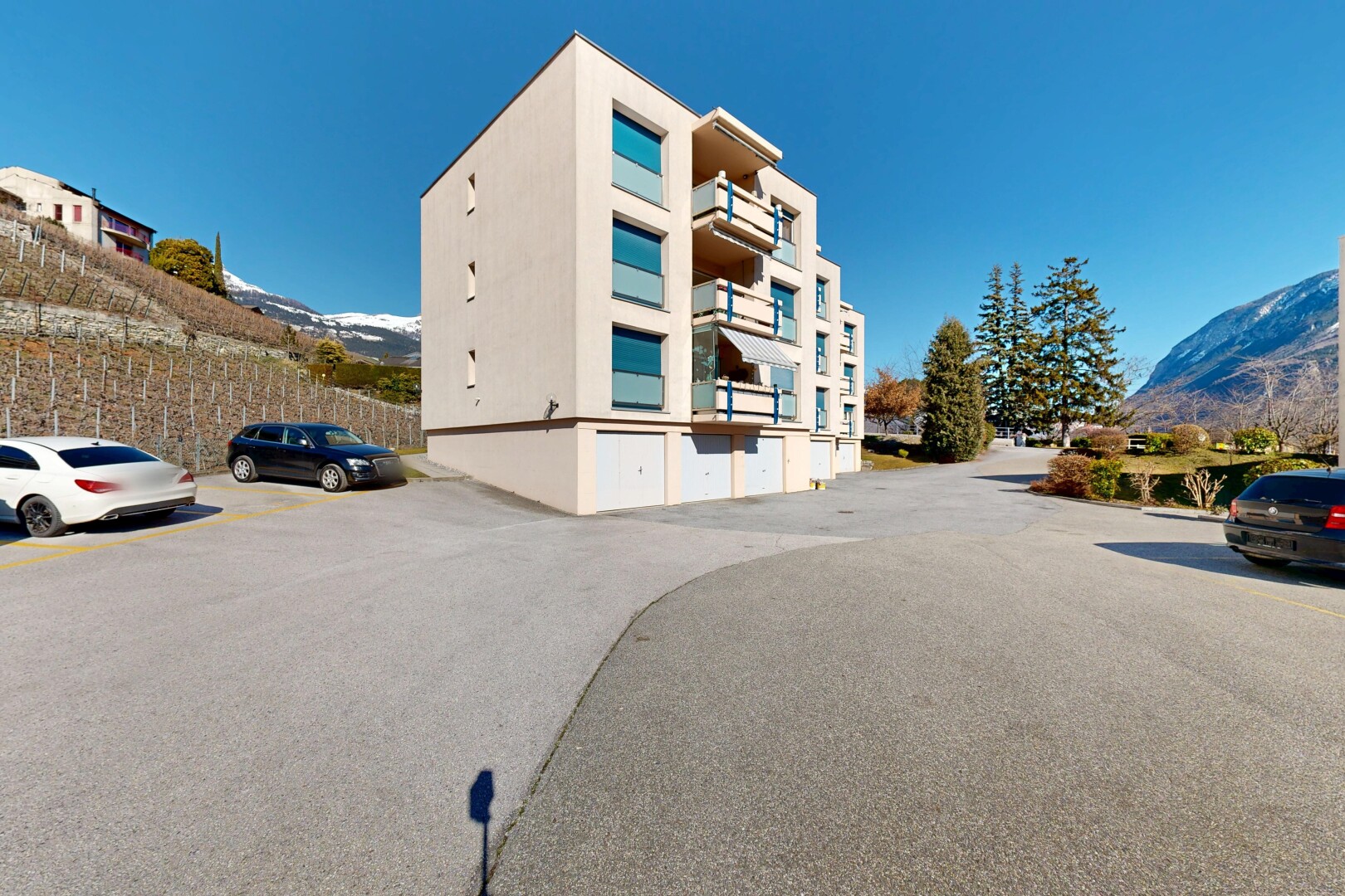 außenansicht mit blick auf die berge, mountain view, day time, blick auf wohnanlage, und apartment complex view