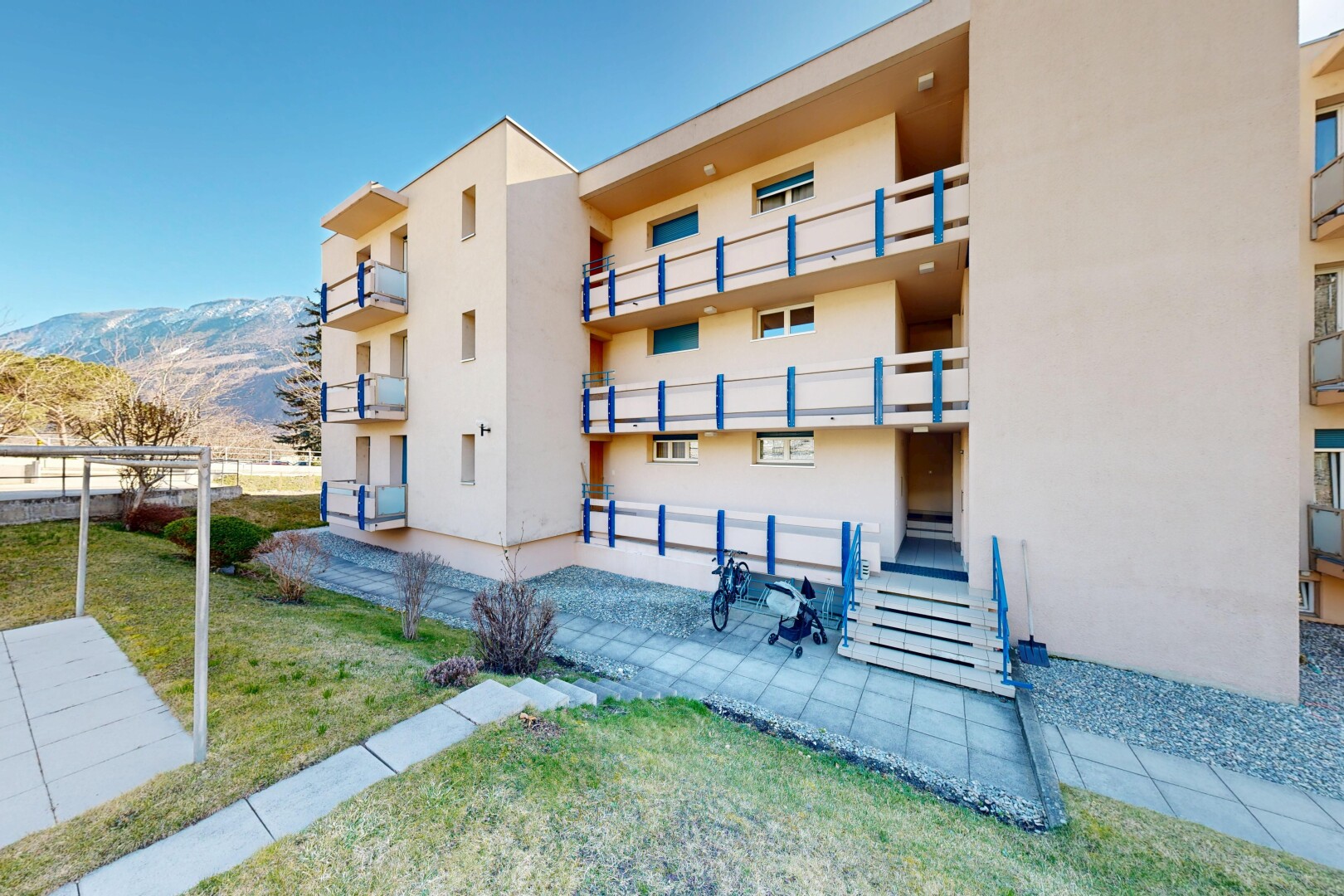 außenansicht mit blick auf die berge, mountain view, day time, blick auf wohnanlage, und apartment complex view