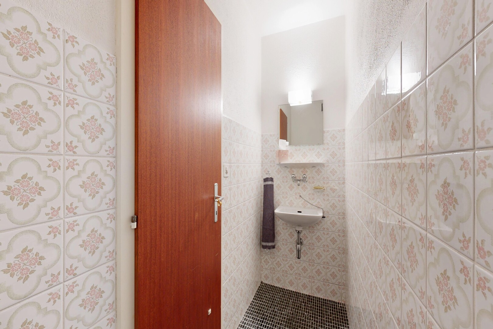 bad mit spiegel, inside property, gäste-wc, fliesenwand, und tile wall
