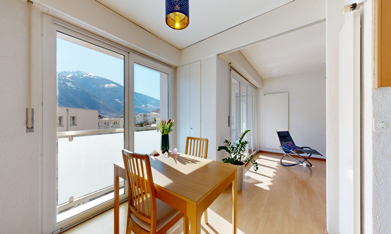 esszimmer mit blick auf die berge, mountain view, inside property, holzfußboden, und wood finish floor