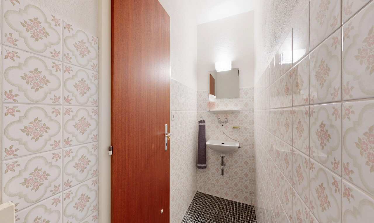 bad mit spiegel, inside property, gäste-wc, fliesenwand, und tile wall
