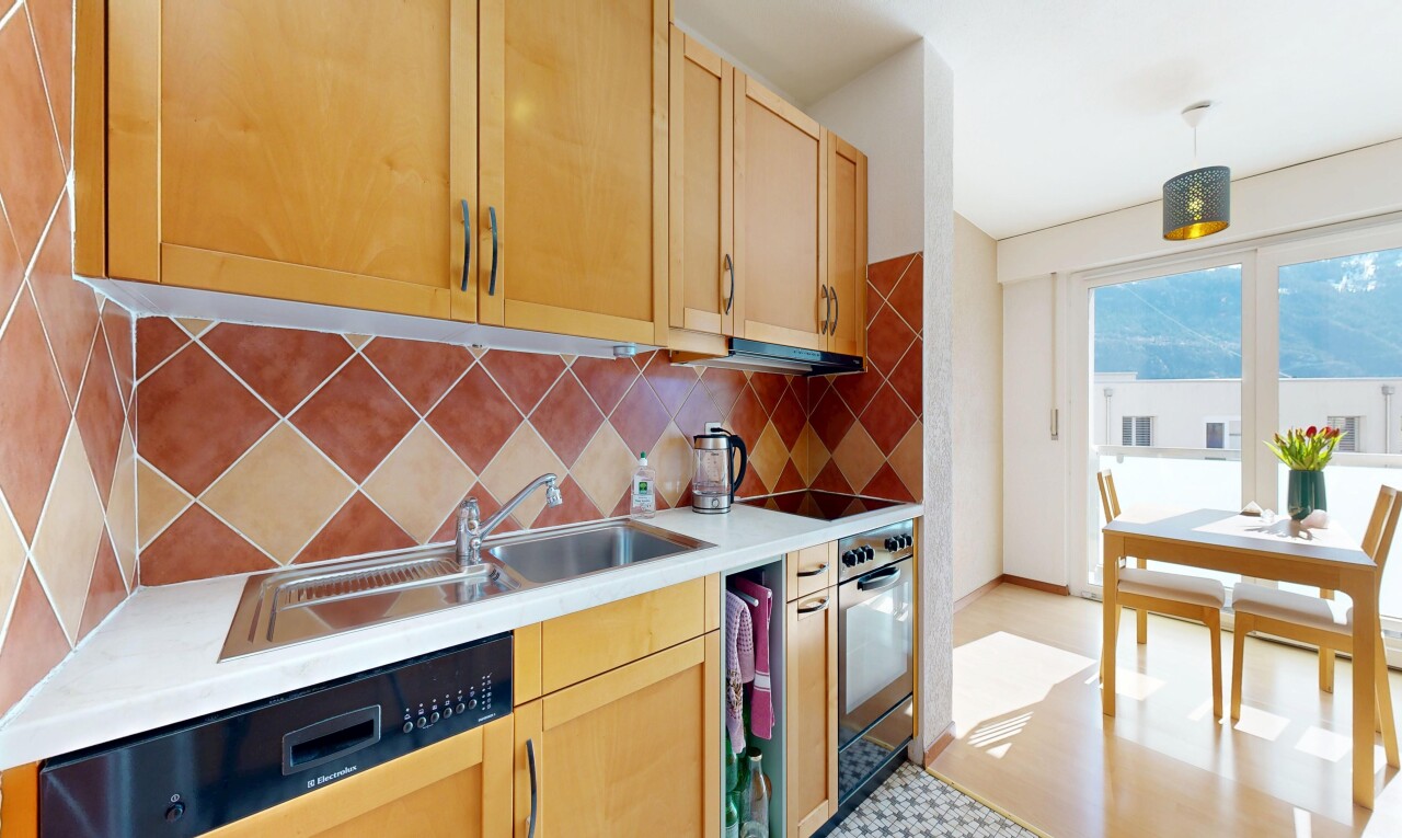 küche mit hellbraune schränke, light brown cabinets, schranktüren mit vertiefter mittelplatte, shaker cabinets, und arbeitsplatten