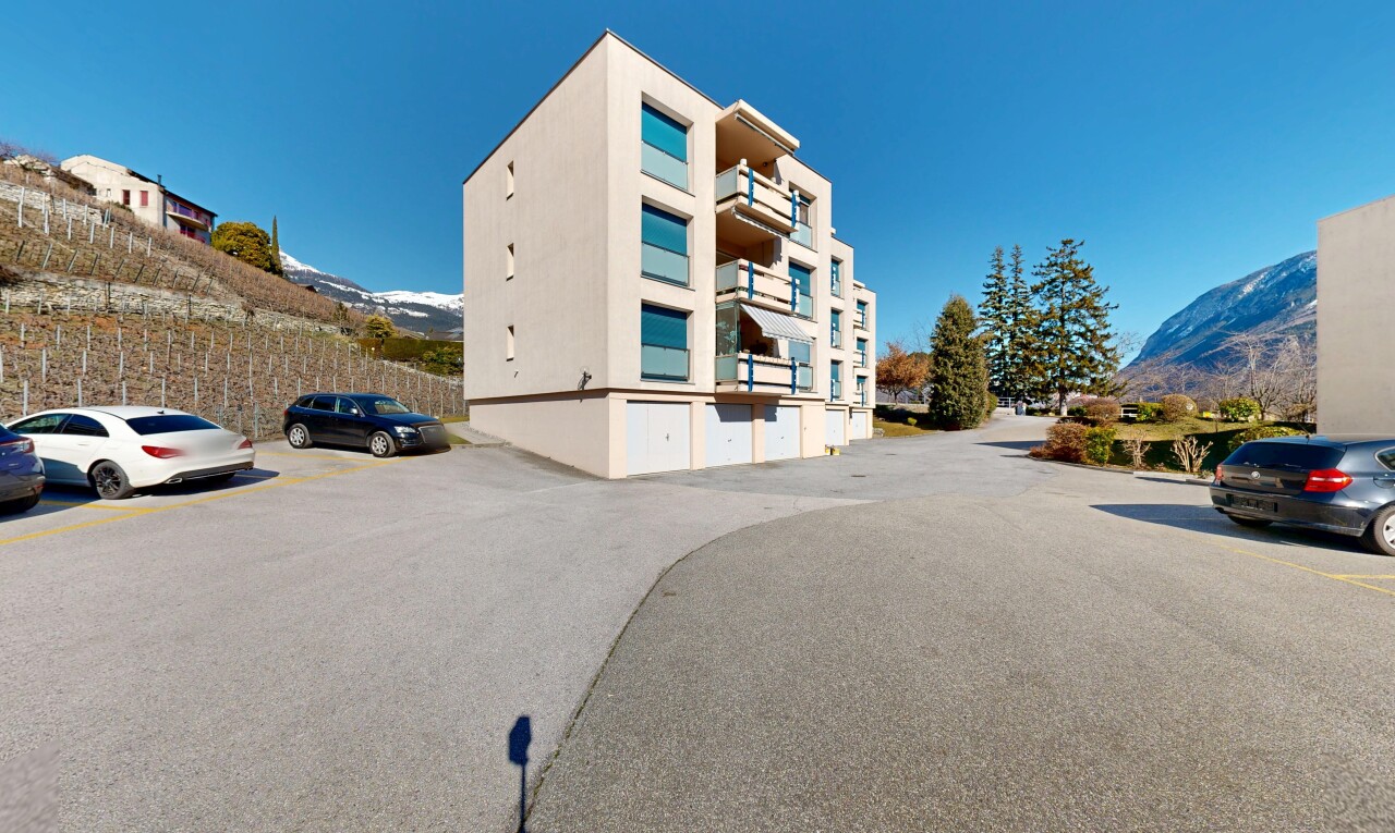 außenansicht mit blick auf die berge, mountain view, day time, blick auf wohnanlage, und apartment complex view