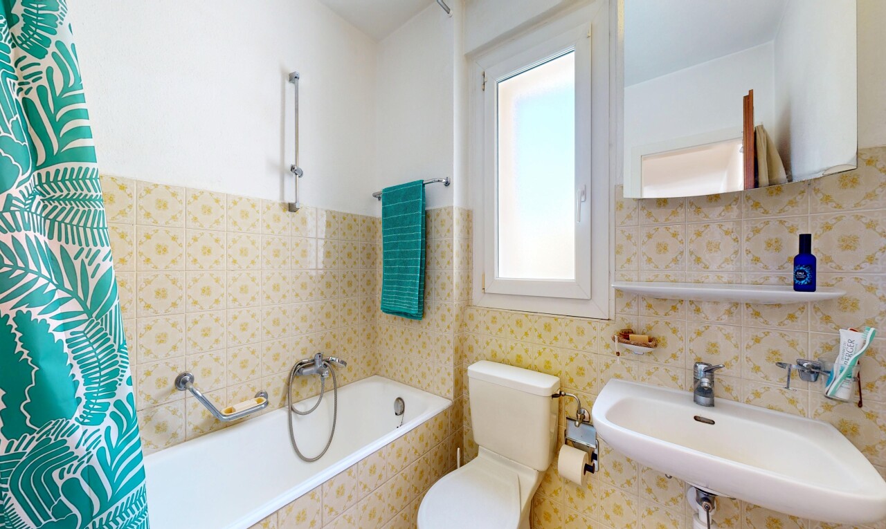 bad mit fliesenwand, tile wall, toilette, komplettes badezimmer, und spiegel