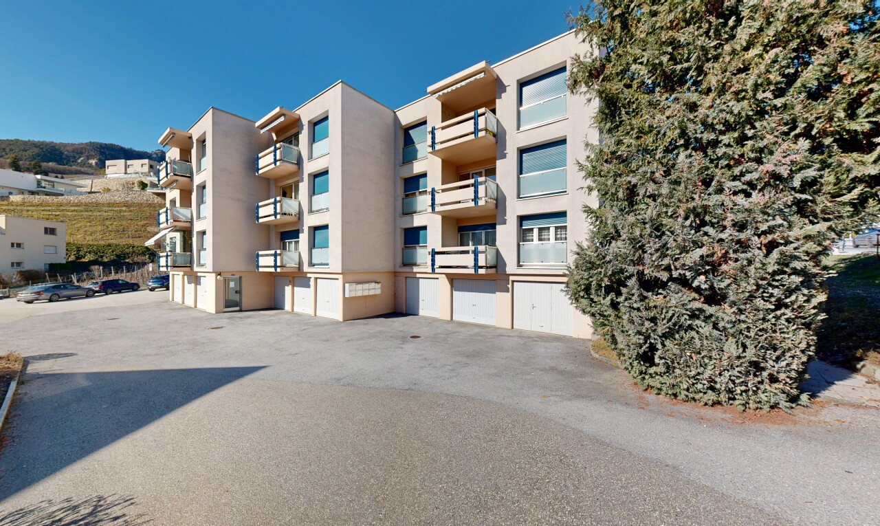 außenansicht mit day time, blick auf wohnanlage, apartment complex view, und from community