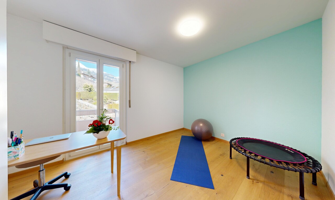 innenraum mit natürliches licht, natural light, holzfußboden, wood finish floor, und gipskartonwand