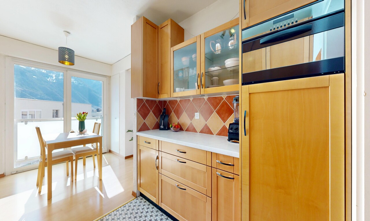 küche mit schränke mit glastüren, glass insert cabinets, hellbraune schränke, light brown cabinets, und arbeitsplatten