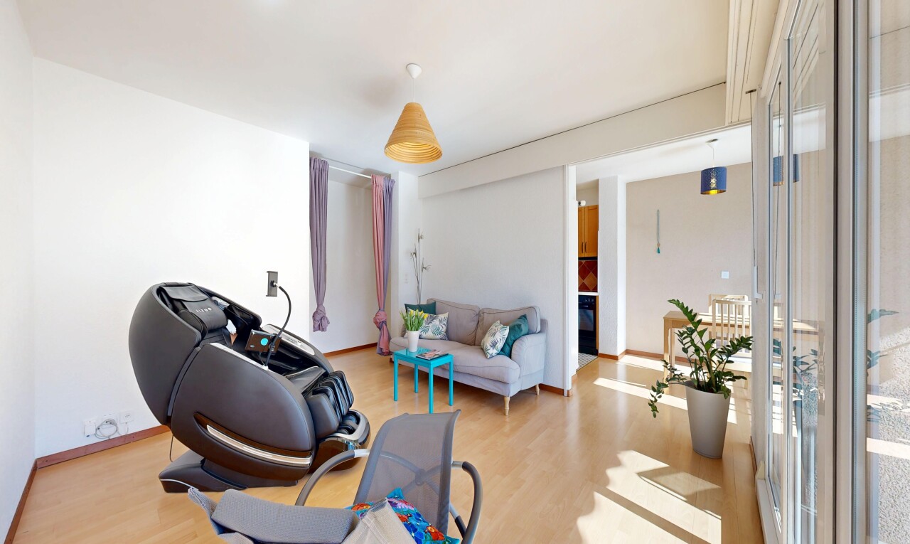 wohnzimmer mit inside property, holzfußboden, wood finish floor, gipskartonwand, und drywall