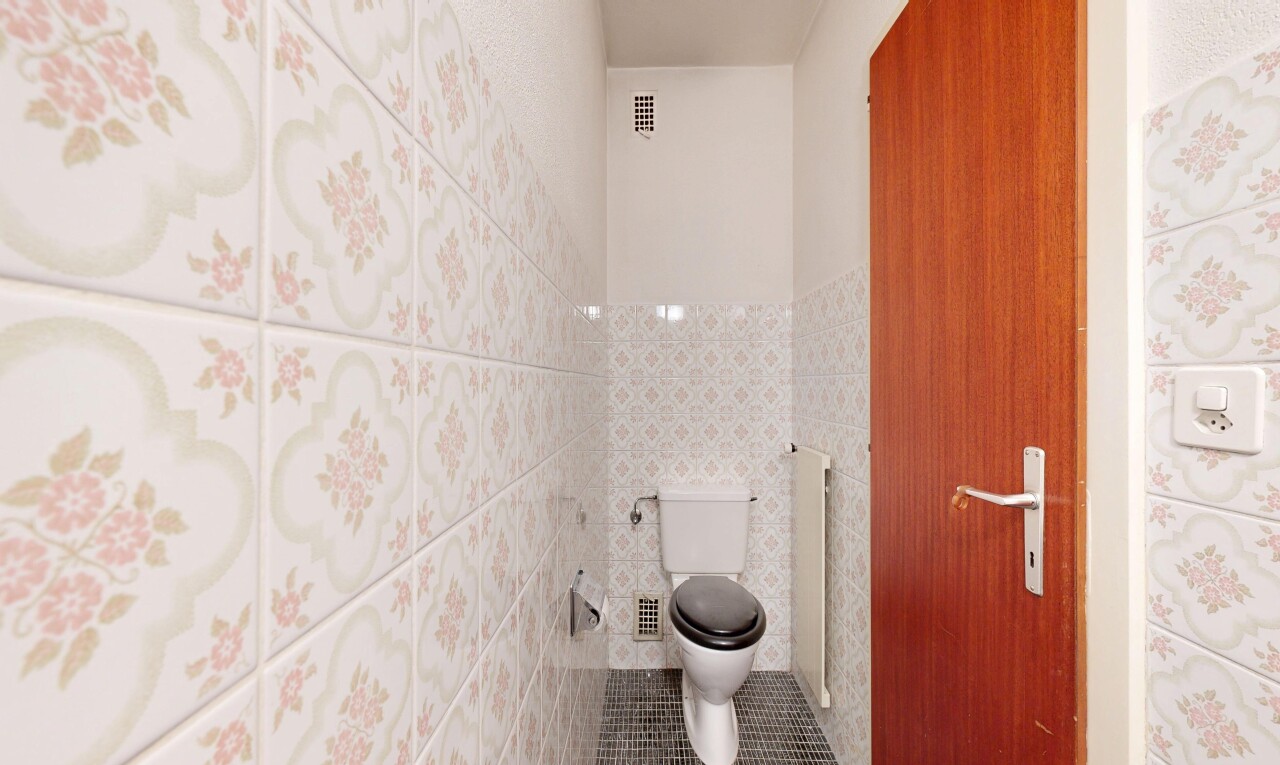 bad mit inside property, toilette, gäste-wc, tile floor, und fliesenboden