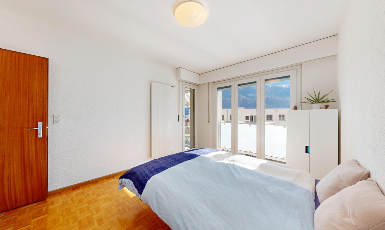 zimmer / schlafzimmer mit außenzugang, holzfußboden, wood finish floor, parquet floor, und inside property