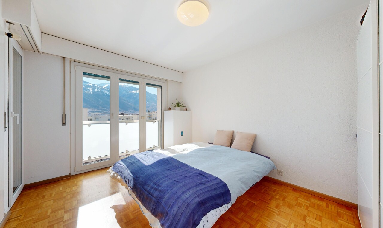 zimmer / schlafzimmer mit drywall, natural light, gipskartonwand, natürliches licht, und außenzugang