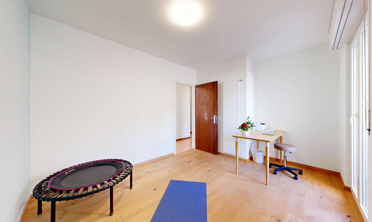 wohnzimmer mit drywall, gipskartonwand, wood finish floor, holzfußboden, und inside property