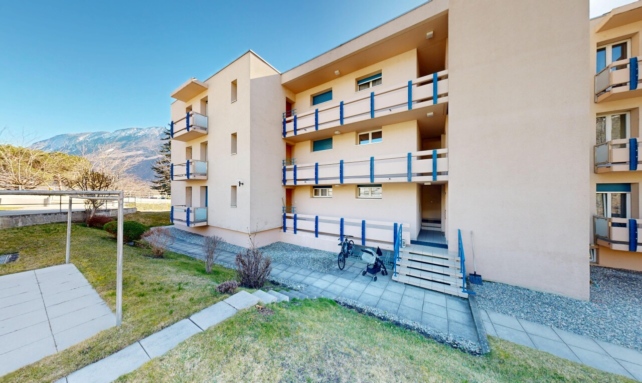 außenansicht mit blick auf die berge, mountain view, day time, blick auf wohnanlage, und apartment complex view