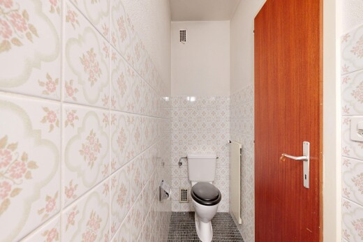 salle de bains avec inside property, toilette, tile floor, sol en carrelage, et tile wall