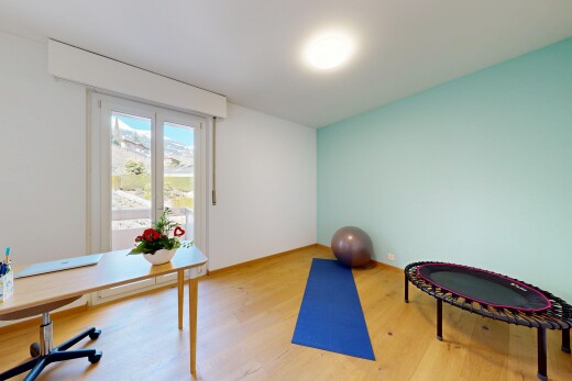 espace intérieur avec lumière naturelle, natural light, sol en finition bois, wood finish floor, et cloison sèche