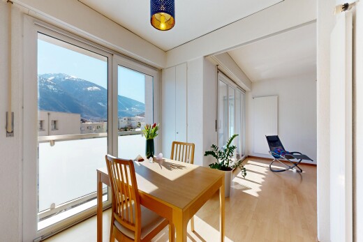 salle à manger avec vue sur la montagne, mountain view, inside property, sol en finition bois, et wood finish floor