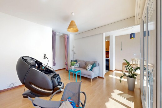 salon avec inside property, sol en finition bois, wood finish floor, cloison sèche, et drywall