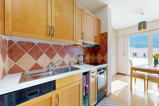 cuisine avec armoires marron clair, light brown cabinets, armoires de style shaker, shaker cabinets, et plans de travail