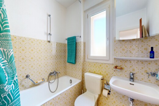 salle de bains avec mur en carrelage, tile wall, toilette, salle de bain complète, et miroir