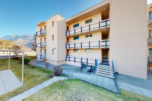 extérieur du bâtiment avec vue sur la montagne, mountain view, day time, vue sur le complexe d'appartements, et apartment complex view