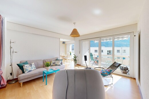 salon avec inside property, wood finish floor, sol en finition bois, natural light, et lumière naturelle