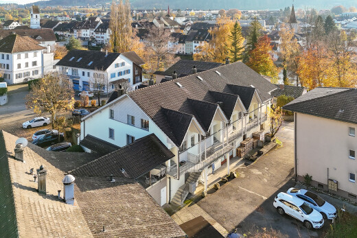 außenansicht mit balkon und drone view