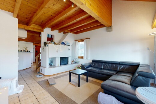 wohnzimmer mit beamed ceiling, balkendecke, natural light, natürliches licht, und tile floor