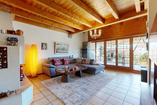 wohnzimmer mit inside property, tile floor, fliesenboden, beamed ceiling, und balkendecke