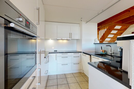 küche mit ofen, inside property, weiße schränke, arbeitsplatten, und fliesenboden