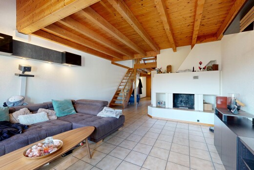 wohnzimmer mit treppen, inside property, beamed ceiling, balkendecke, und kamin