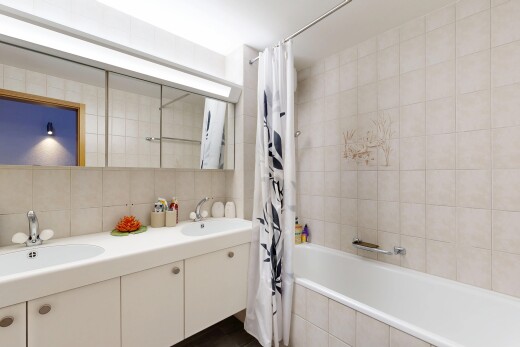 bad mit tile wall, fliesenwand, inside property, komplettes badezimmer, und doppelwaschtisch