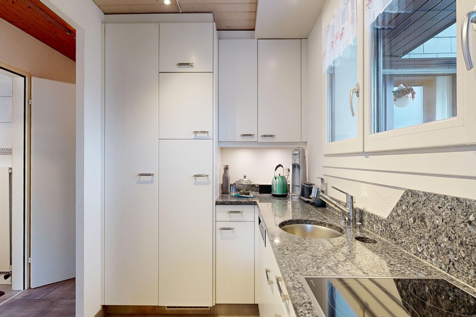 cuisine avec plans de travail en pierre, stone countertops, lumière naturelle, natural light, et inside property