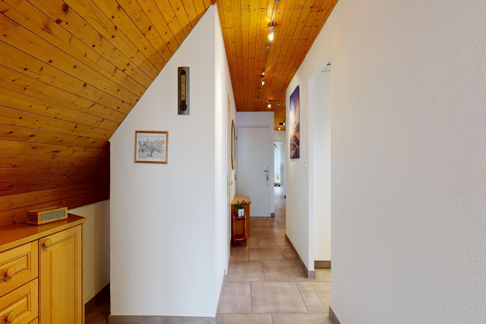 couloir avec wood ceiling, plafond en bois, inside property, light floor, et drywall