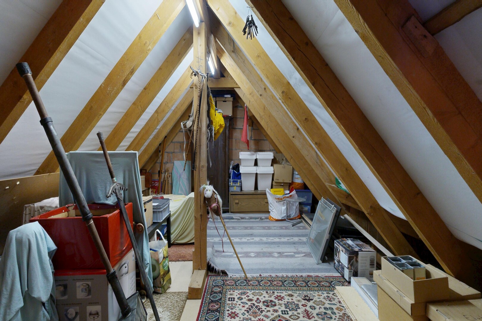 chambre avec inside property, plafond bas, low ceiling, plafond voûté, et vaulted ceiling
