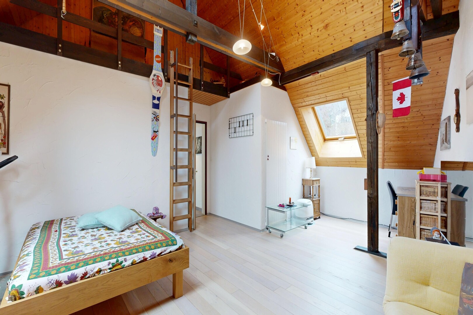 chambre avec wood ceiling, plafond en bois, vaulted ceiling, plafond voûté, et inside property